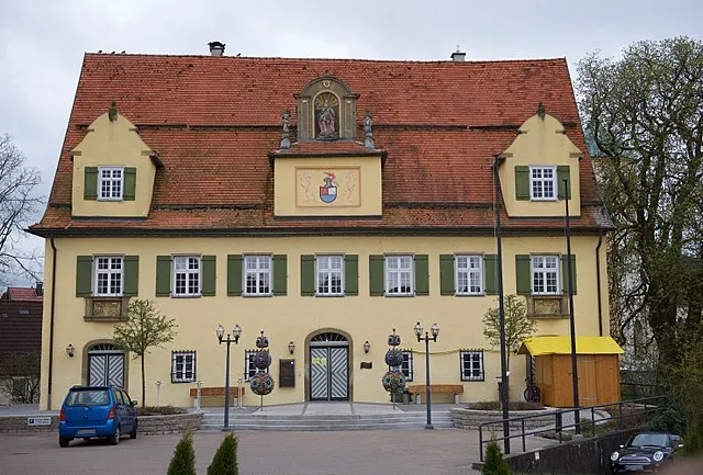 Das Rathaus von Schechingen, ein ikonisches Gebäude, das lokale Verwaltung und Gemeinschaft im Zentrum von Schechingen repräsentiert.
