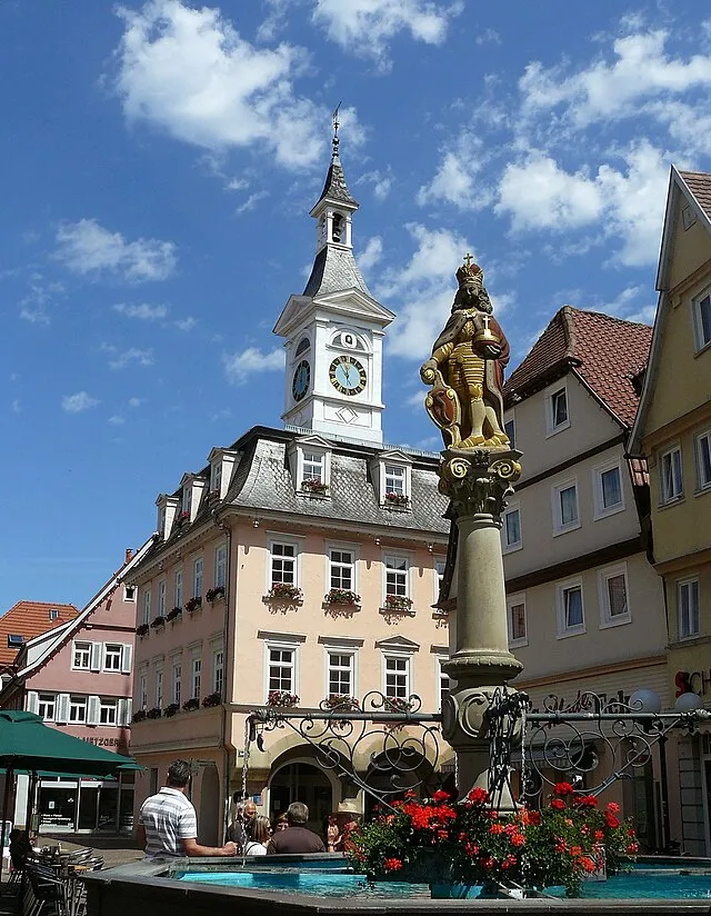 Der belebte Marktplatz von Aalen mit historischem Rathaus – Treffpunkt und Touristenattraktion im Herzen der Stadt.