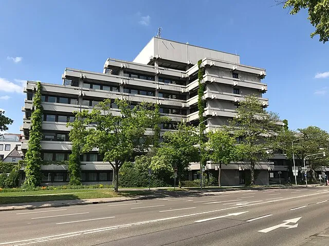Modernes Rathausgebäude in Aalen – Zentrum für lokale Verwaltung und Dienstleistungen im Ostalbkreis.