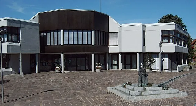 Das moderne Rathaus von Abtsgmünd mit angrenzendem Brunnen – Verwaltung und zentraler Treffpunkt der Gemeinde im Ostalbkreis.
