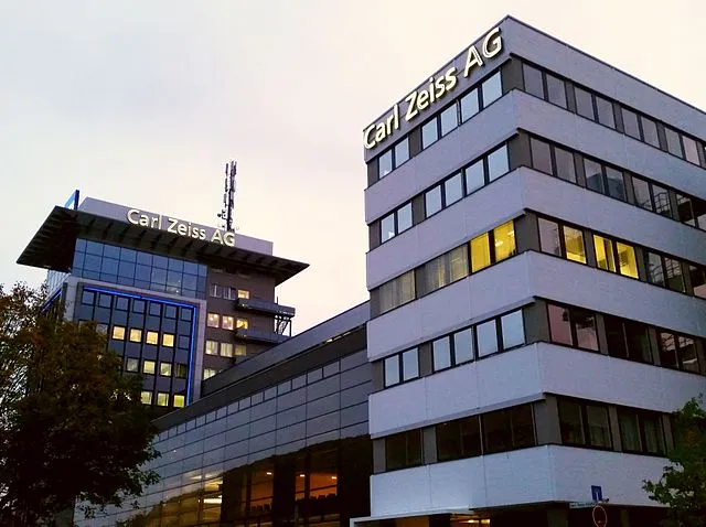 Hauptsitz eines international bekannten Unternehmens in Oberkochen – repräsentiert die Wirtschaftsleistung der Region.