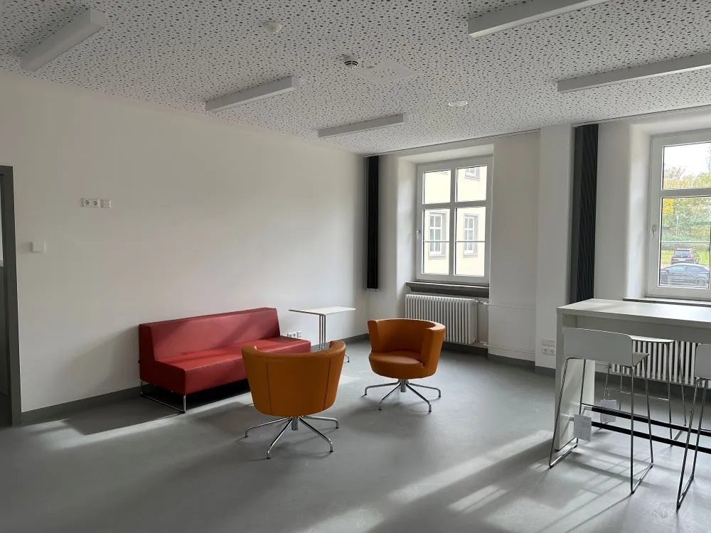 Wartebereich in einem Ellwangener Schulungszentrum mit stilvollen Trockenbau-Decken und modernen Möbeln