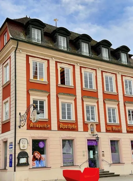Historische Apotheke am Markt in Ellwangen, Ostalbkreis – Beispiel für traditionelle Architektur im Stadtzentrum.