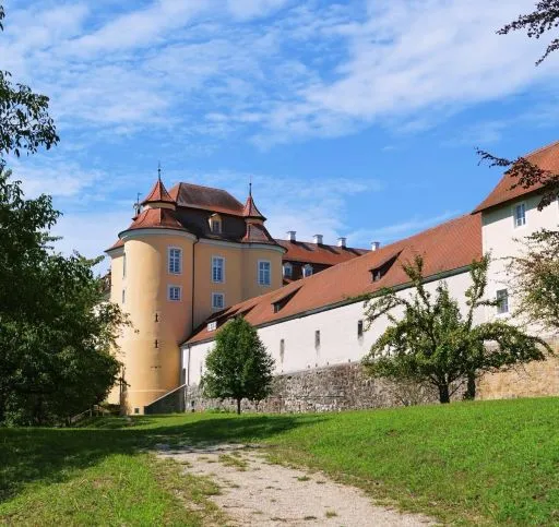 Schloss Ellwangen umgeben von grüner Landschaft – ein historisches Highlight und beliebtes Ausflugsziel im Ostalbkreis.