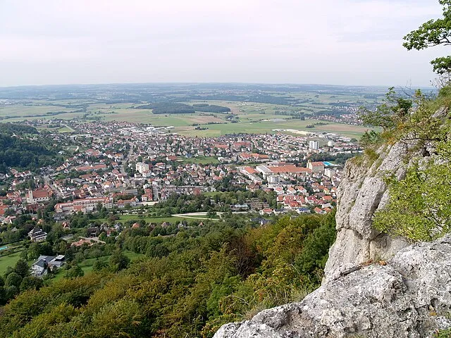 Panoramablick auf Heubach von den Bergen – Atemberaubender Blick auf die Stadt Heubach und ihre Umgebung vom Berggipfel aus.