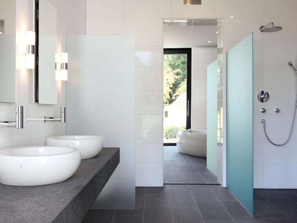Badezimmer mit eleganten Trockenbau-Elementen und Glasabtrennungen in der nähe von Röhlingen