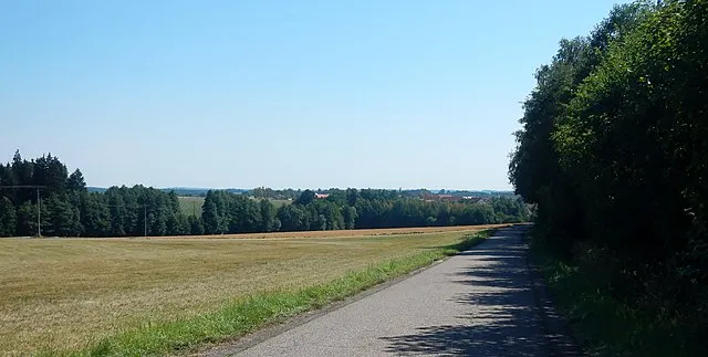 Wanderweg in Rainau mit Blick auf die ländliche Landschaft des Ostalbkreises – ideal für Naturfreunde und Wanderer.