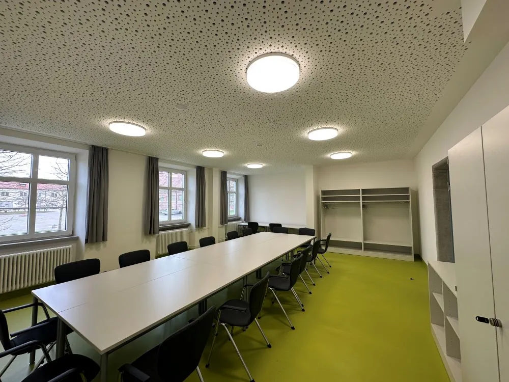 Konferenzraum in Ellwangen mit Akustikdecken und optimaler Beleuchtung, ideal für Meetings und Schulungen
