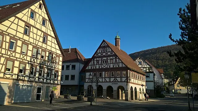 Historische Fachwerkhäuser in Heubach – Charmante Fachwerkhäuser in der Altstadt von Heubach, ein Wahrzeichen des kulturellen Erbes der Region.