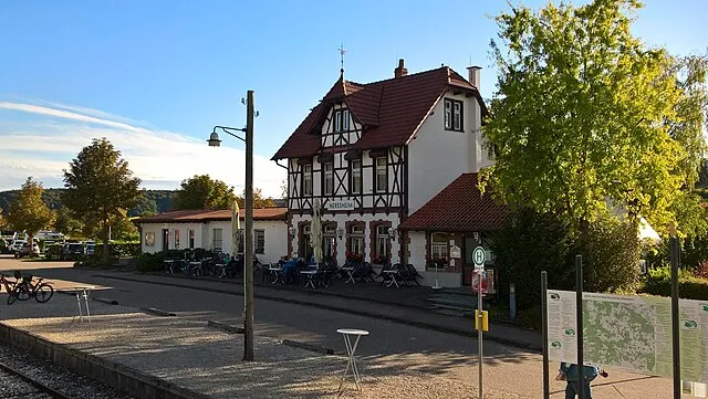 Historischer Bahnhof in Neresheim, ein nostalgischer Blick auf das einstige Verkehrsnetz der Stadt, beliebt bei Einheimischen und Besuchern.