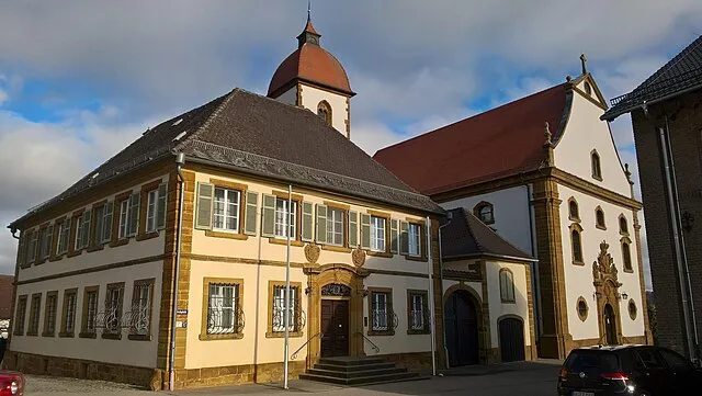 Historisches Ensemble mit Kirche und Verwaltungsgebäude in Westhausen, Ostalbkreis – markante Sehenswürdigkeiten und architektonische Highlights der Gemeinde.