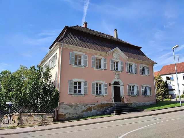 Ein liebevoll erhaltenes, historisches Gebäude im Zentrum von Unterschneidheim, das den Charme und die Geschichte der Gemeinde widerspiegelt.