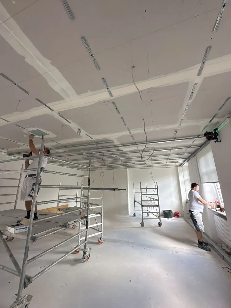 Deckenarbeiten Arbeiter auf dem Gerüst. Brandschutz EATA Ellwangen