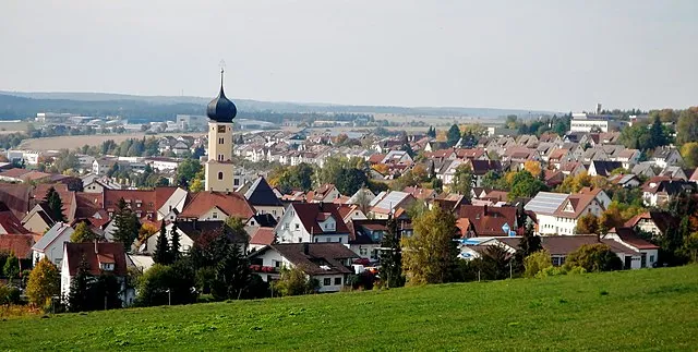 Stadtbild von Neresheim mit markantem Kirchturm, ein Wahrzeichen der Gemeinde und Beispiel für die historische Architektur im Ostalbkreis.