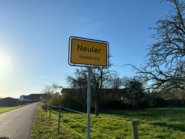 Ortsschild von Neuler im Ostalbkreis, Heimatstandort von Tomeks Trockenbau – Ihr lokaler Partner für Trockenbau und Innenausbau