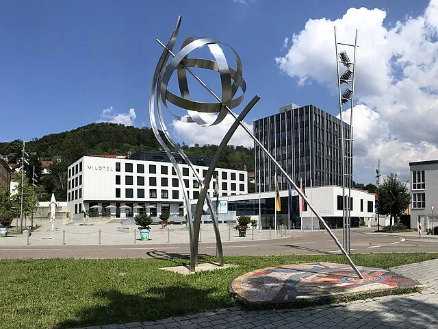 Zeitgenössische Skulptur vor moderner Architektur in Oberkochen – symbolisiert den Innovationsgeist der Stadt. Karl Zeiss.
