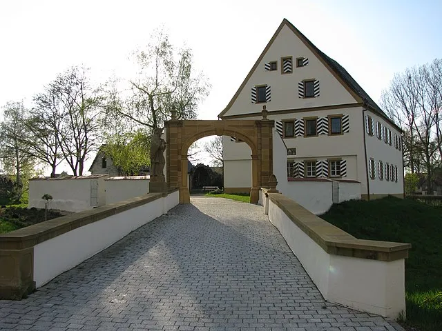 Ein wunderschönes historisches Rathaus in Unterschneidheim, das den architektonischen Charme und die kulturelle Geschichte der Region widerspiegelt.