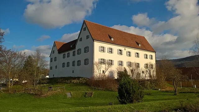 Historisches Schloss in Wasseralfingen, Ostalbkreis, umgeben von gepflegter Natur und blauem Himmel.