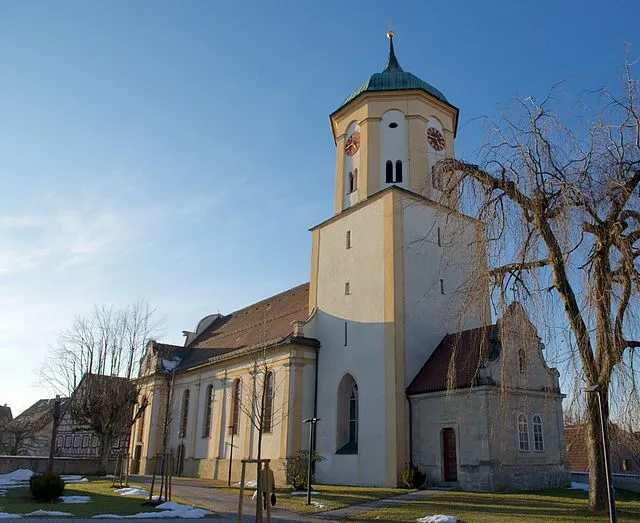 Die Kirche St. Ulrich in Schechingen, ein historisches Wahrzeichen und zentraler Bestandteil des kulturellen und spirituellen Lebens der Gemeinde.