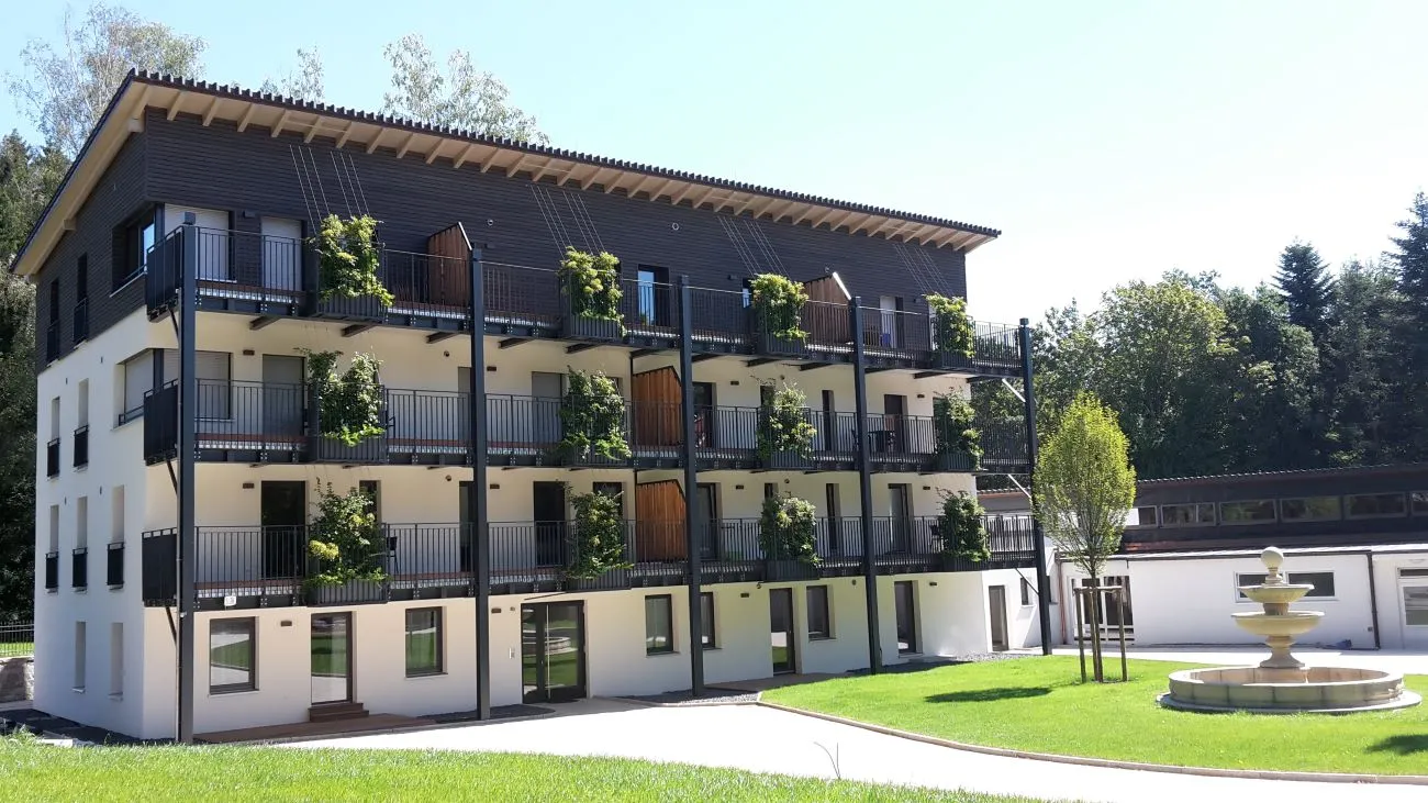 Waldhotel in Rainau mit eleganter Fassade und Balkonen, gestaltet mit Trockenbauelementen