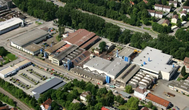 Luftaufnahme der Industrieanlagen in Wasseralfingen – Zentrum für lokales Handwerk und Produktion im Ostalbkreis.