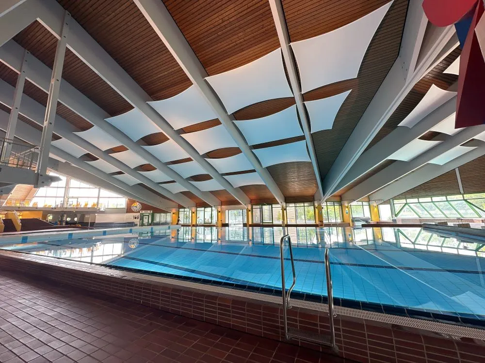 Schwimmbereich  im Wellenbad Ellwangen mit schallabsorbierenden Trockenbauelementen und optimierter Beleuchtung