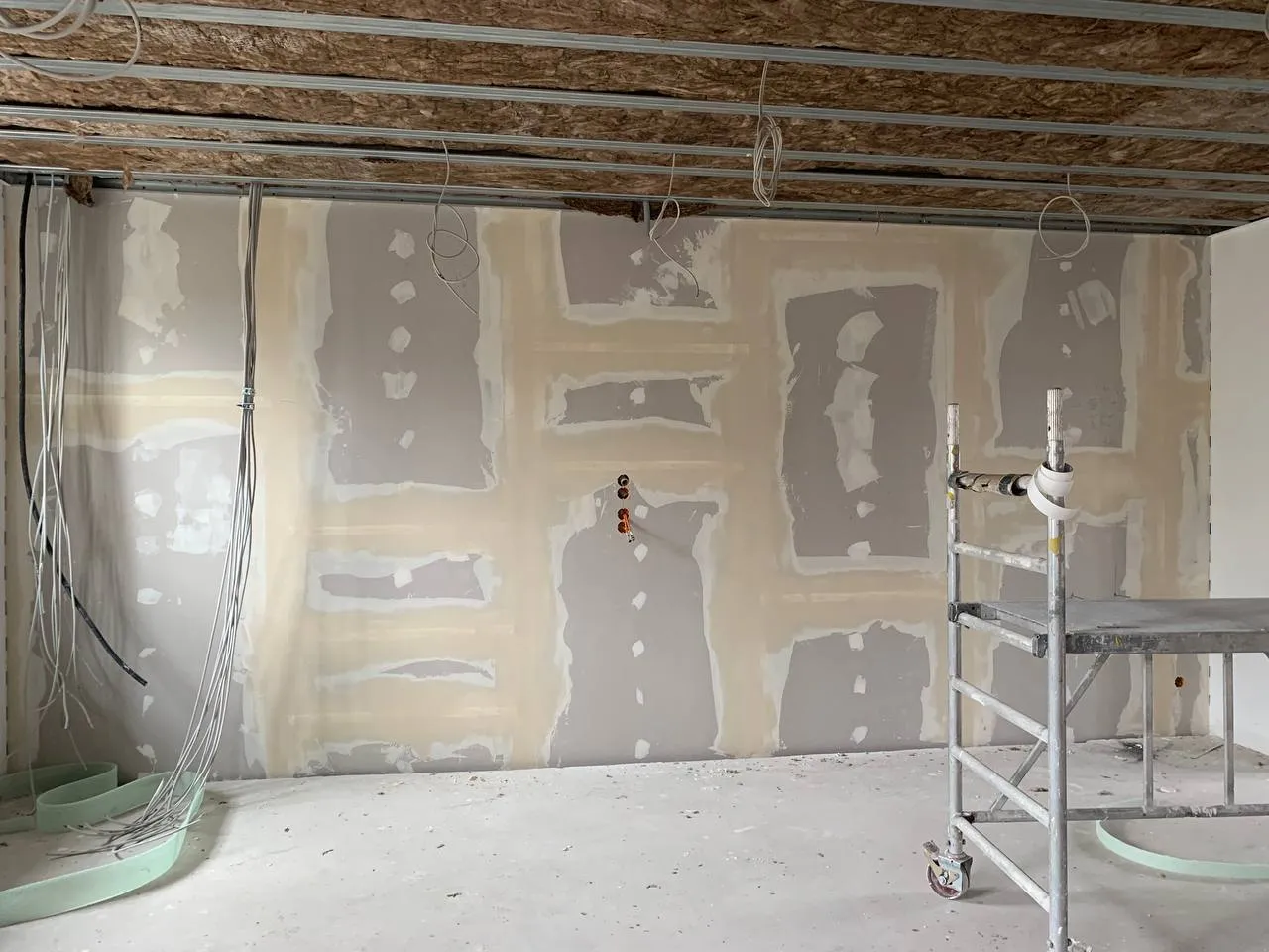 Trockenbauarbeiten in Hüttlingen: Installation von Wand- und Deckenverkleidungen mit Dämmmaterial und Kabelverlegung. Professioneller Trockenbau-Service in Neuler und Umgebung.
